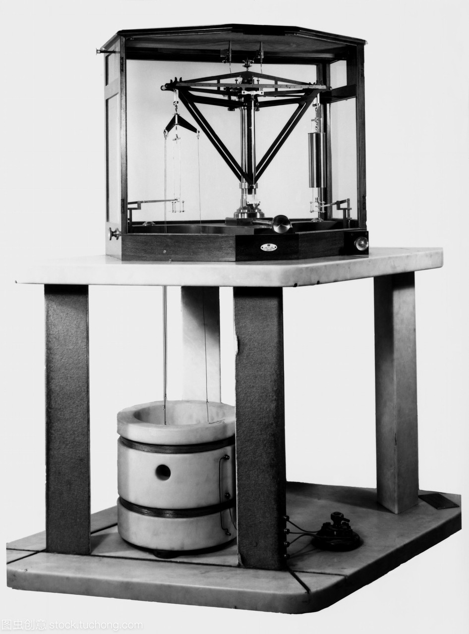 貿(mào)易部電流平衡當(dāng)前的平衡也被稱為一個安培平衡或開爾文平衡是一個機(jī)電設(shè)備用于電流的精確測量電流單位當(dāng)前的測量是通過兩個線圈大理石圓柱周圍看到左下和兩個線圈之間的磁力測量給當(dāng)前的當(dāng)前余額的大小是由威廉&middot;湯姆森發(fā)明第一個開爾文男爵1882年拍攝于1950年